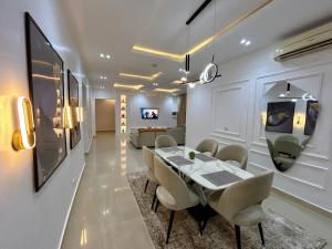 Televizorius ir (arba) pramogų centras apgyvendinimo įstaigoje 3 Bedroom Perfectly Furnished apartment in Ikoyi