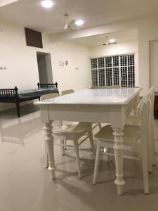 Imagen de la galería de Spacious 3 bedroom - - heart of city - peaceful, en Trivandrum