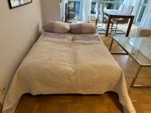 a large bed in a room with a glass table at Loft mit Terrasse und Schlafzimmer in Neumarkt in der Oberpfalz