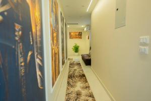 カイロにあるAmon Pyramids View Innの壁画とソファのある廊下 +58枚の写真