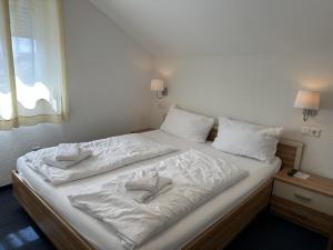 Postel nebo postele na pokoji v ubytování Gästehaus Elzblick 2