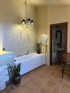Postel nebo postele na pokoji v ubytování Lanternone nel Borgo - Appartamento con Vasca Idromassaggio