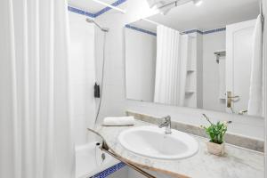 A bathroom at Aparthotel Ona Cala Pi Club