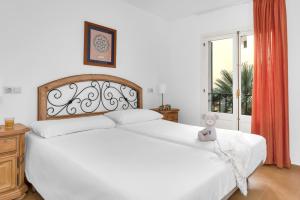 A bed or beds in a room at Aparthotel Ona Cala Pi Club