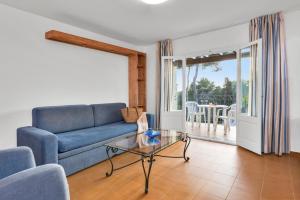 A seating area at Aparthotel Ona Cala Pi Club