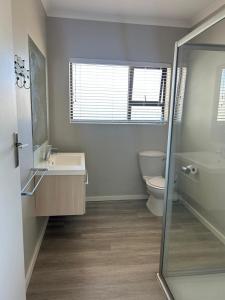 Ένα μπάνιο στο Stilbaai Waterkant Apartment