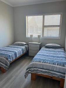 Ένα ή περισσότερα κρεβάτια σε δωμάτιο στο Stilbaai Waterkant Apartment