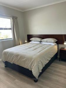 Ένα ή περισσότερα κρεβάτια σε δωμάτιο στο Stilbaai Waterkant Apartment