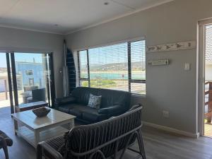 Χώρος καθιστικού στο Stilbaai Waterkant Apartment