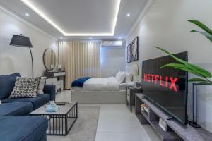 a living room with a couch and a bed at استديو فاخر سرير كينج ومطبخ Luxury Studio King Bed in Riyadh