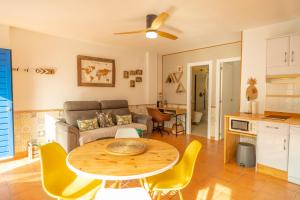 Kuchyň nebo kuchyňský kout v ubytování Tarifa Cozy House - Beach & Parking