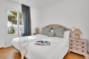 A bed or beds in a room at Aparthotel Ona Cala Pi Club