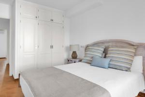 A bed or beds in a room at Aparthotel Ona Cala Pi Club