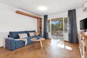 A television and/or entertainment centre at Aparthotel Ona Cala Pi Club