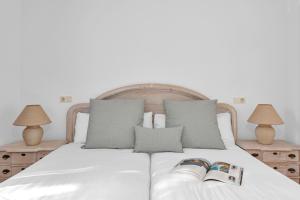 A bed or beds in a room at Aparthotel Ona Cala Pi Club