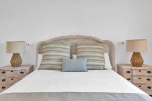A bed or beds in a room at Aparthotel Ona Cala Pi Club