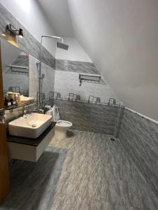 une salle de bain avec un lavabo et des toilettes dans l'établissement Villa &Coffee Garden, à Xuan An