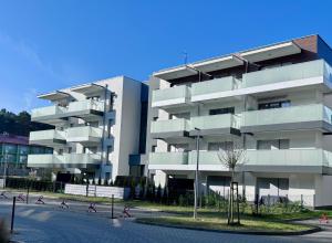 un edificio con gente en bicicleta delante de él en APARTAMENT Słoneczna 28 - POGORZELICA, en Pogorzelica 18 fotos más