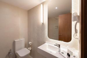Kamar mandi di Hotel RH Riviera - Adults Only
