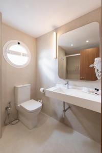 Kamar mandi di Hotel RH Riviera - Adults Only