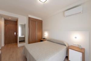 Tempat tidur dalam kamar di Hotel RH Riviera - Adults Only