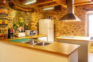 Kuchyň nebo kuchyňský kout v ubytování La Cantonada - Casa rural + 23 fotografií