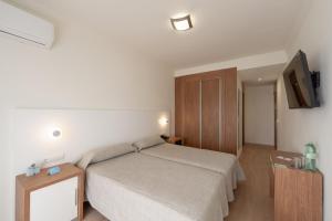 Tempat tidur dalam kamar di Hotel RH Riviera - Adults Only