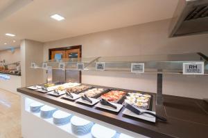 Makanan di atau di tempat lain dekat hotel