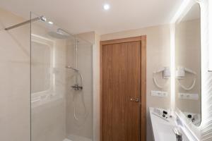 Kamar mandi di Hotel RH Riviera - Adults Only