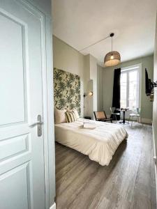 sypialnia z dużym łóżkiem i salonem w obiekcie Suite Shamrock w mieście Lyon