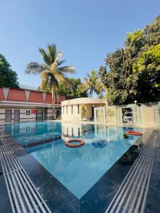 Басейн в Nilkanth Resort - Best Resort in Anand або поблизу