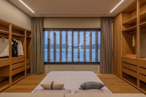 Posteľ alebo postele v izbe v ubytovaní Elounda Gulf Sunrise Villa