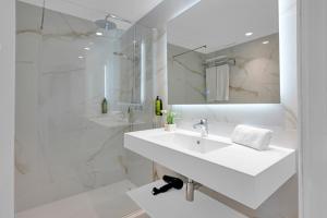 A bathroom at Aparthotel Ona Cala Pi Club