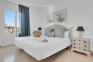A bed or beds in a room at Aparthotel Ona Cala Pi Club