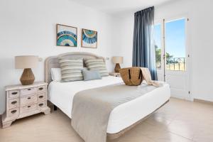 A bed or beds in a room at Aparthotel Ona Cala Pi Club Még 37 kép