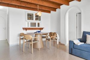 A seating area at Aparthotel Ona Cala Pi Club