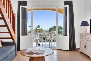 A seating area at Aparthotel Ona Cala Pi Club