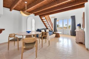 A seating area at Aparthotel Ona Cala Pi Club
