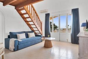 A seating area at Aparthotel Ona Cala Pi Club