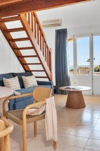 A seating area at Aparthotel Ona Cala Pi Club