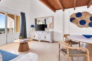 A television and/or entertainment centre at Aparthotel Ona Cala Pi Club