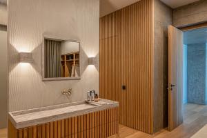 Kúpeľňa v ubytovaní Elounda Gulf Sunrise Villa + 26 fotografií