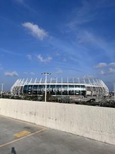 ein großes Stadion mit einem Zug auf den Gleisen in der Unterkunft Castelão Apartment in Fortaleza