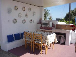 ハラキにあるHaraki Vineyardのパティオ(テーブル、椅子、暖炉付)