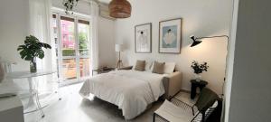 Postel nebo postele na pokoji v ubytování Yesclusive Apartment M4-Navigli Milan-Unipol Forum-Humanitas-Vodafone Village