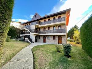 un grand bâtiment avec des balcons sur le côté dans l'établissement S&M Departamento 7, à San Carlos de Bariloche