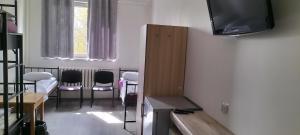 Μια τηλεόραση ή/και κέντρο ψυχαγωγίας στο Hostel Pracowniczy za FSO +8 φωτογραφίες