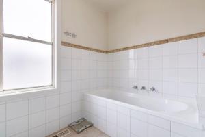 Ένα μπάνιο στο 2BR with Free Parking 2min to Seaholme Station +14 φωτογραφίες