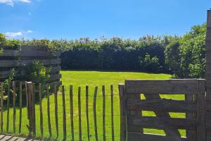 Private Logies Texel Woodart外面的花园