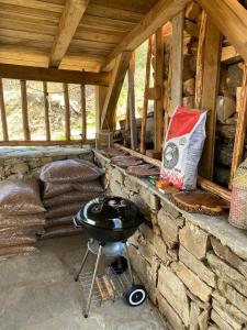 einen Grill, der auf einer Steinwand in einer Hütte sitzt in der Unterkunft Ta Petrina Cottage in Selishte